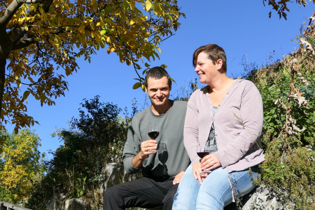 Etienne et annick Bétrisey dans leur vignes au coeur du valais